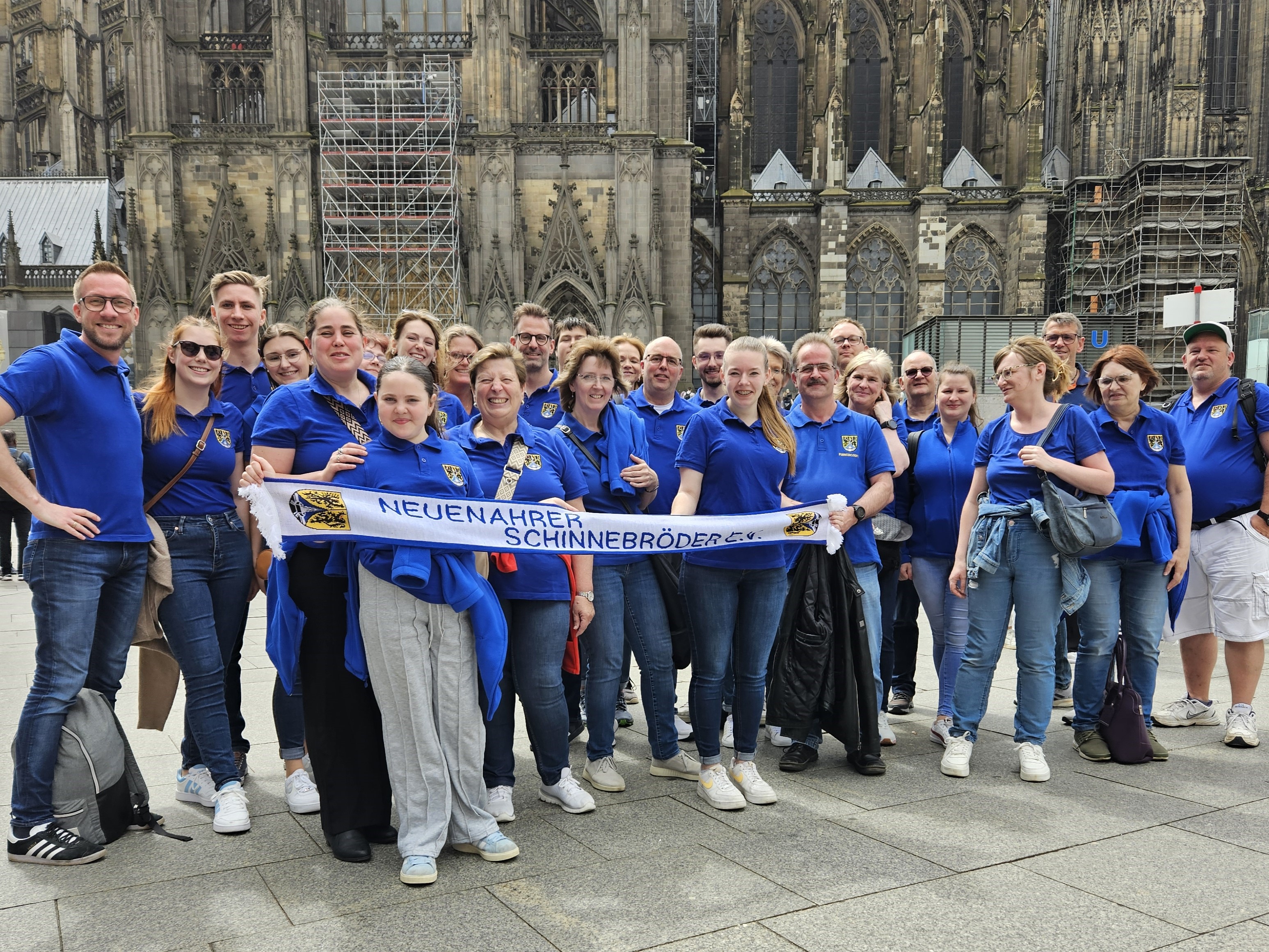 Dieses Bild zeigt das Gruppenfoto des Funkencorps vor dem Kölner Dom