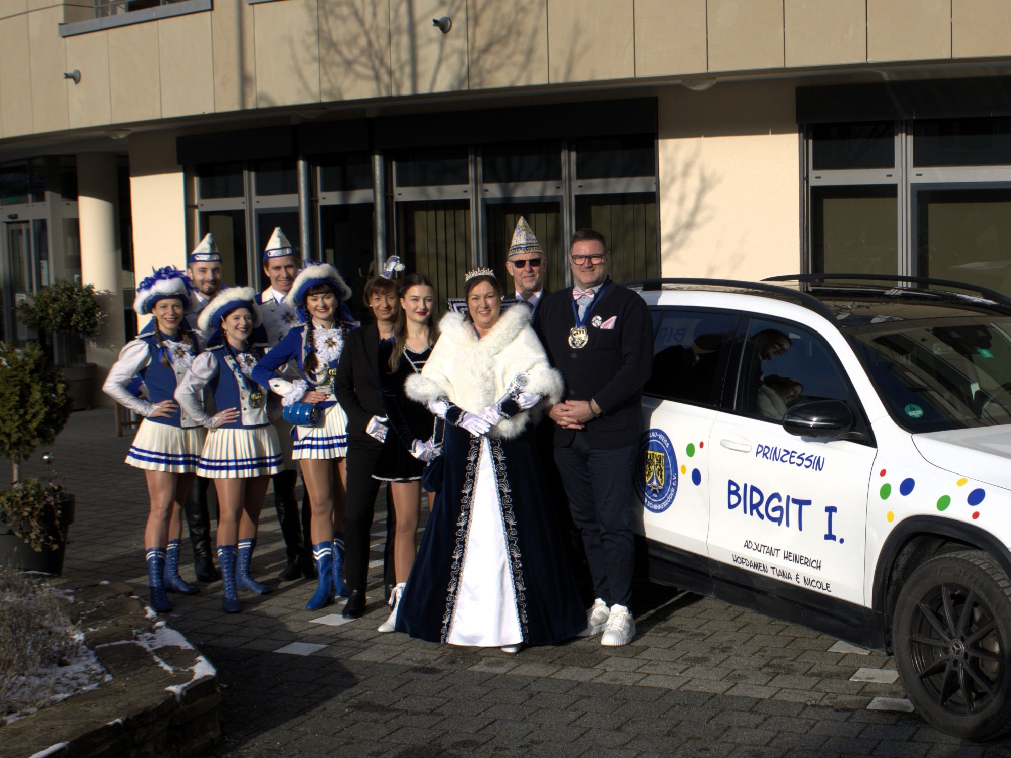 Dieses Bild zeigt Prinzessin Birgit bei der Übergabe des Tollitätenwagens