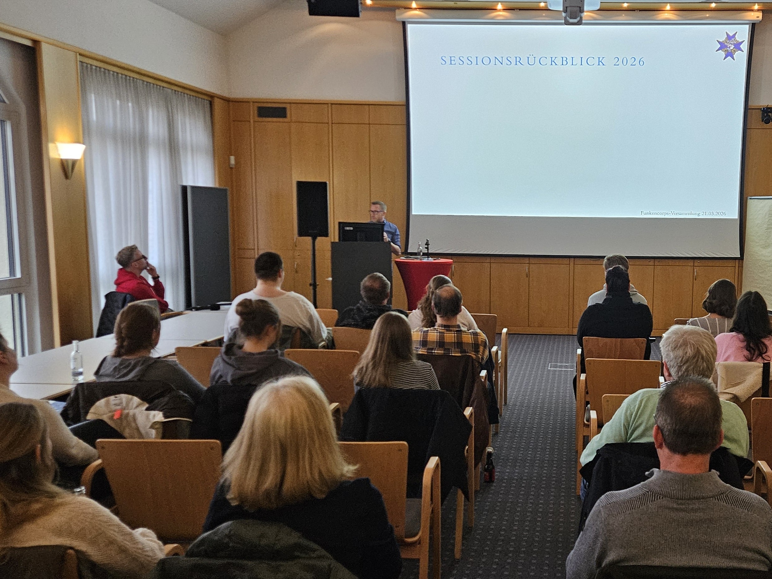 Dieses Bild zeigt Mitglieder bei der Versammlung des Funkencorps