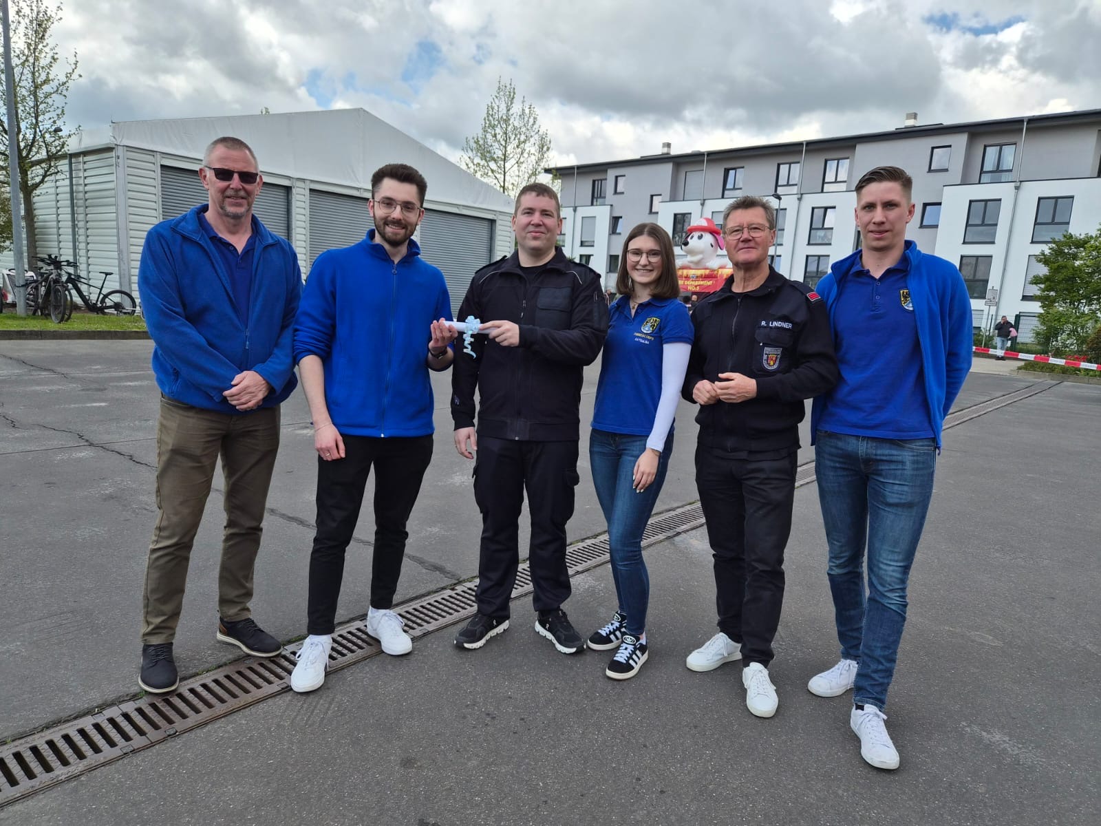 Dieses Bild zeigt eine Abordnung der Schinnebröder beim Besuch der Feuerwehr Bad Neuenahr